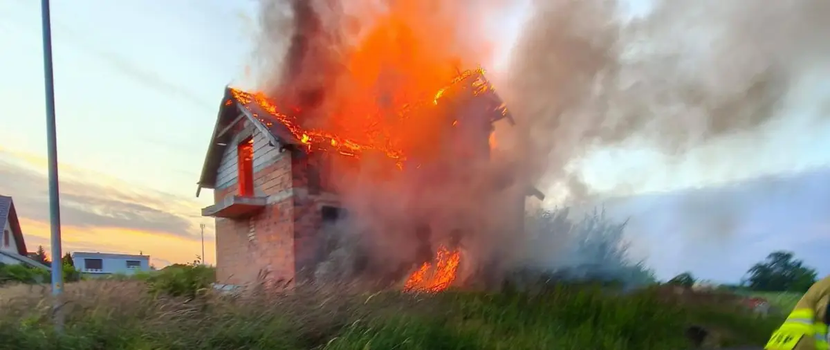 Pożar domu w trakcie budowy przy ulicy Cegielskiego we Wrześni