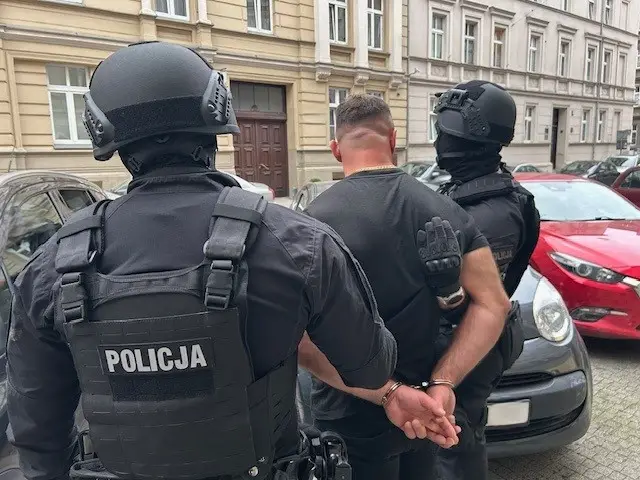 Mężczyzna ukradł złote przedmioty o wartości 68 tysięcy złotych