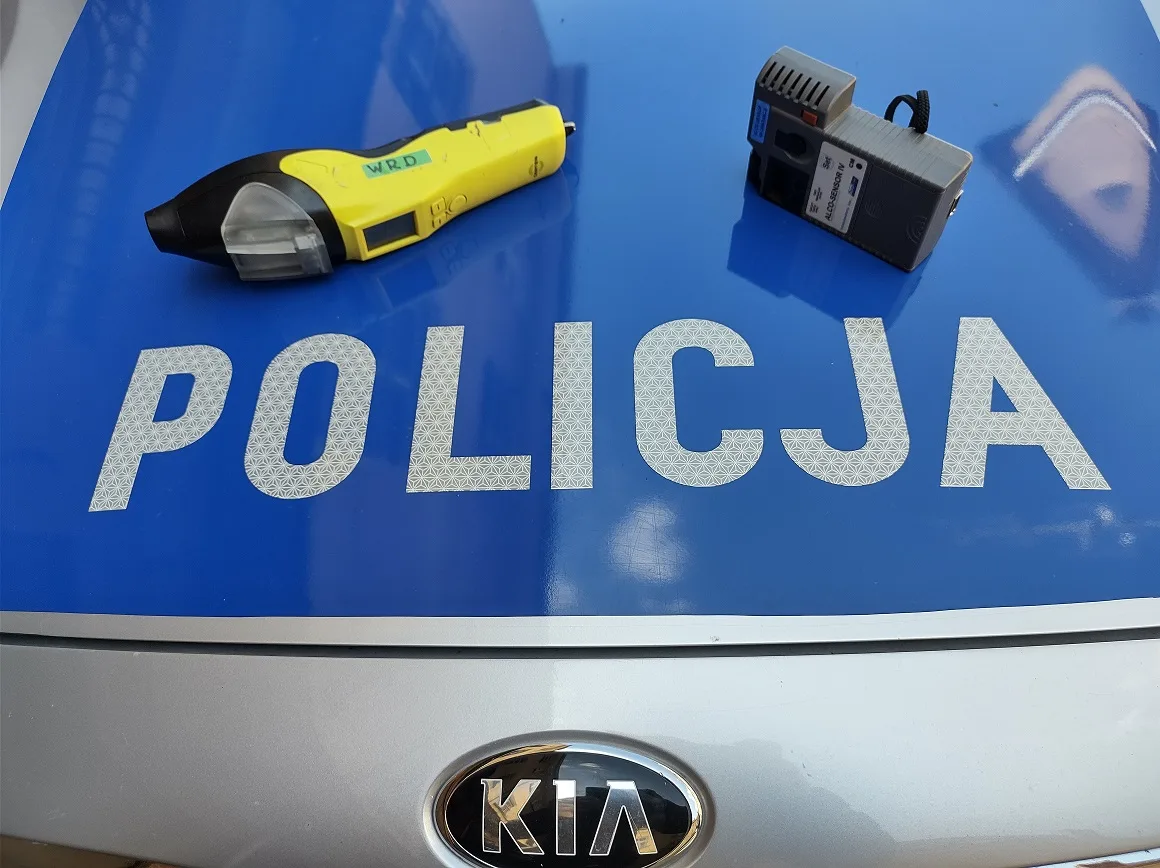 Dwóch nietrzeźwych mężczyzn i nieletni na hulajnodze elektrycznej